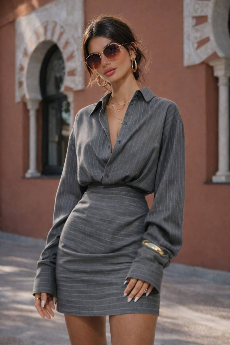 Lichtgrijze elegante getailleerde pinstriped twin set