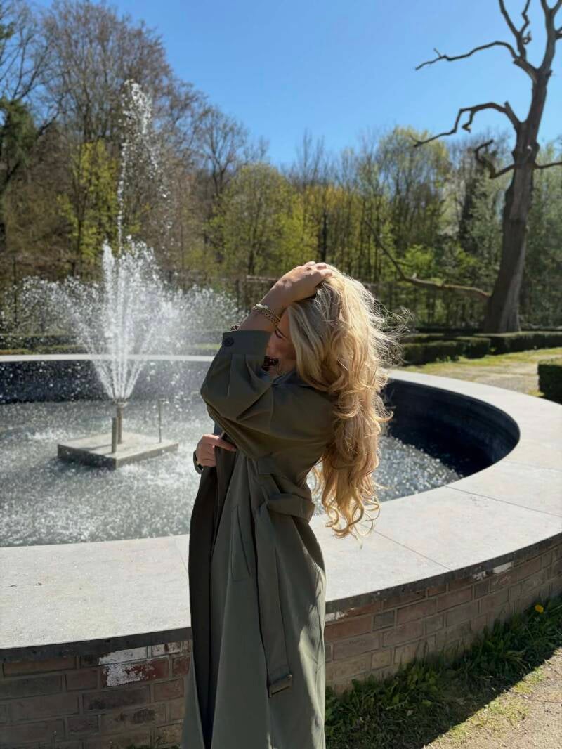 Olijfgroene trenchcoat dames – elegante midi jas met ceintuur