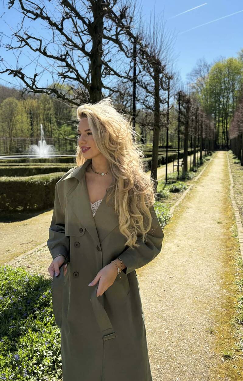 Olijfgroene trenchcoat dames – elegante midi jas met ceintuur