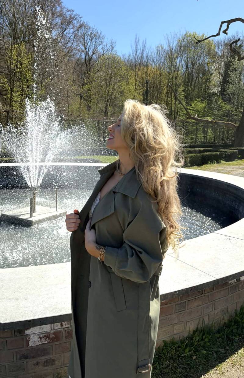 Olijfgroene trenchcoat dames – elegante midi jas met ceintuur