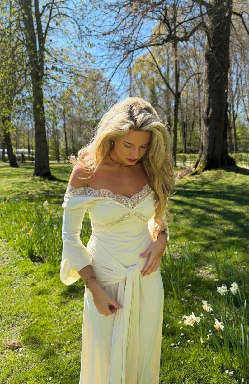 Witte lace bodycon maxi jurk met kant en drapering – elegante vrouwelijke avondjurk