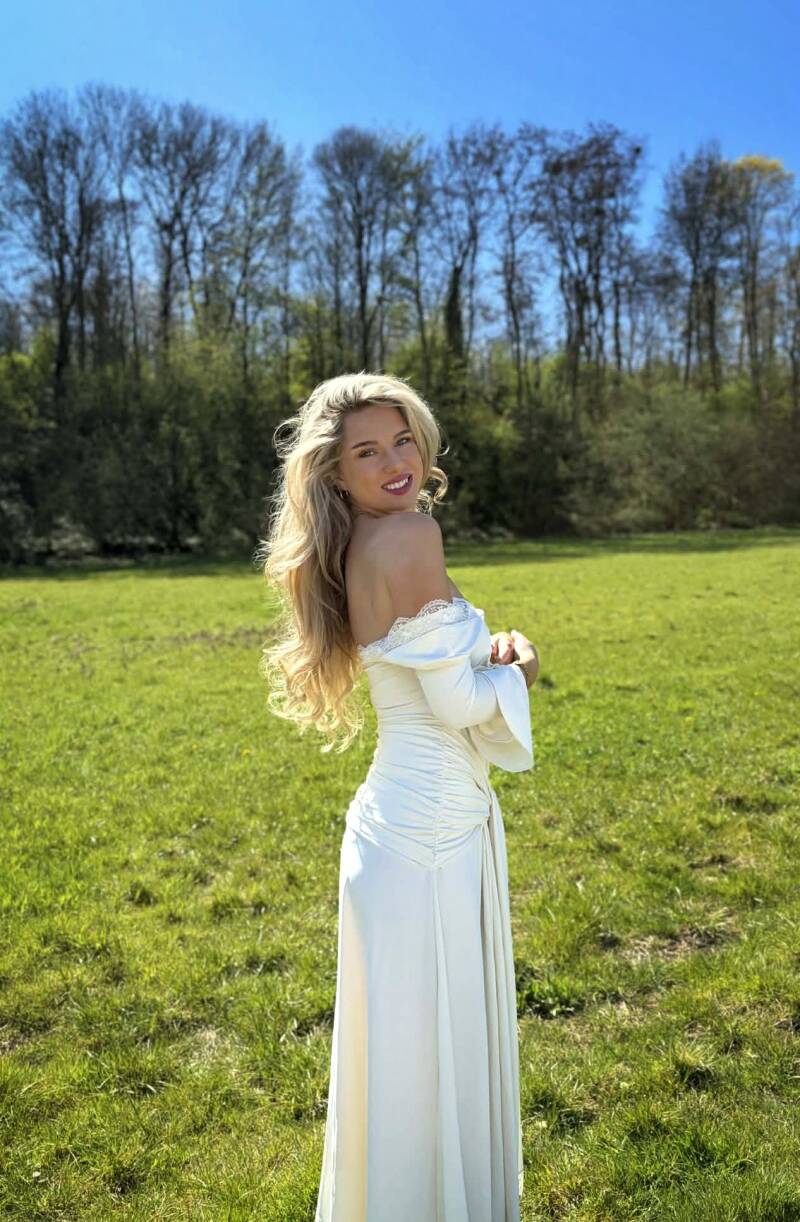 Witte lace bodycon maxi jurk met kant en drapering – elegante vrouwelijke avondjurk