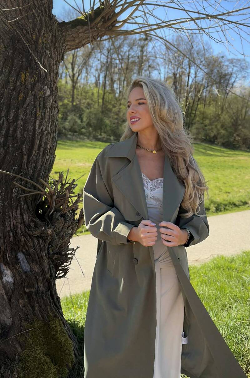 Olijfgroene trenchcoat dames – elegante midi jas met ceintuur